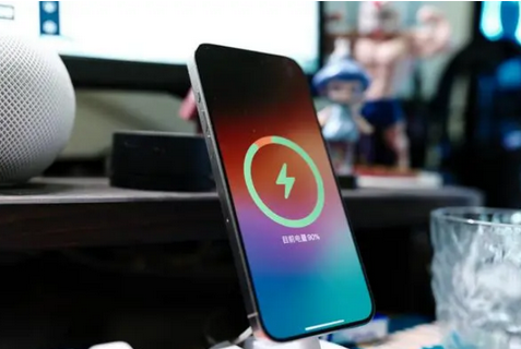 龙江苹果15换屏服务分享用什么充电器给iPhone15充电更好 